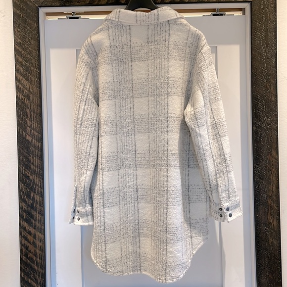 White plaid shaket - Picture 2 of 2